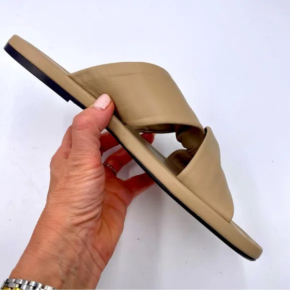 NEW Everlane Warm Khaki Italian Leather Day Twist Flat Sandal in Size 7.5