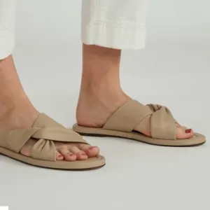 NEW Everlane Warm Khaki Italian Leather Day Twist Flat Sandal in Size 7.5