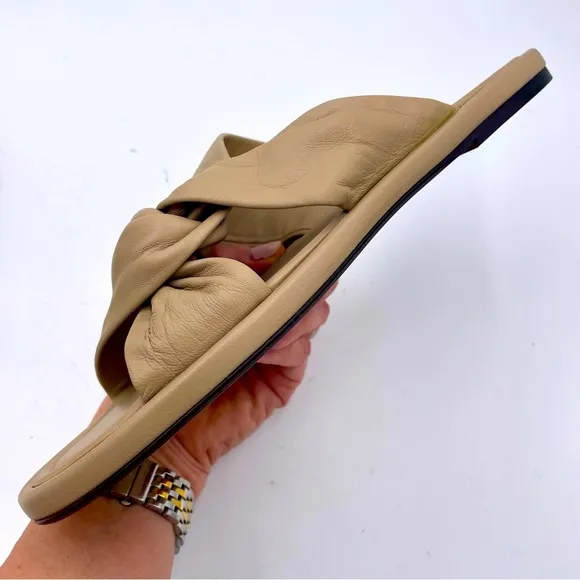 NEW Everlane Warm Khaki Italian Leather Day Twist Flat Sandal in Size 7.5