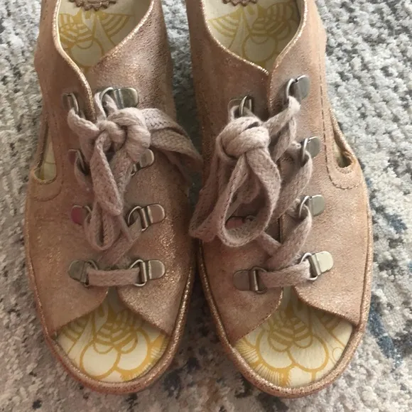 NEW Fly London YLFA Luna Wedge Sandals Metallic Blush Pink-Tinted Tan