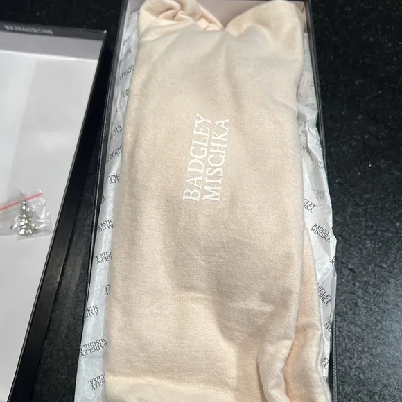 NIB BADGLEY MISCHKA THINA SANDALS 9