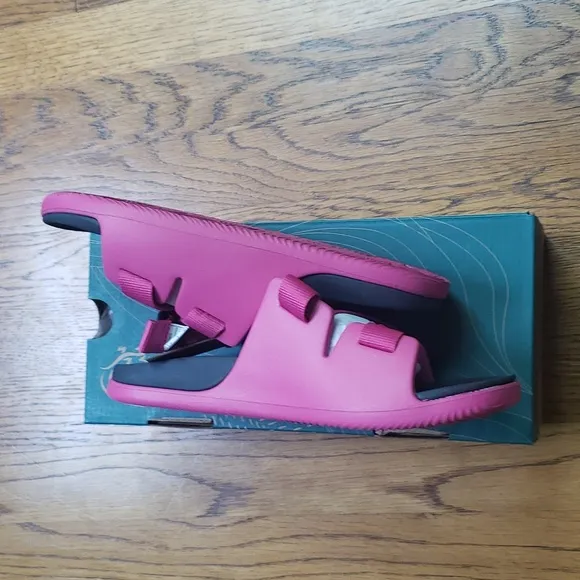 NIB Chaco Chillos Slide Sandal In Magenta Kids Size 5