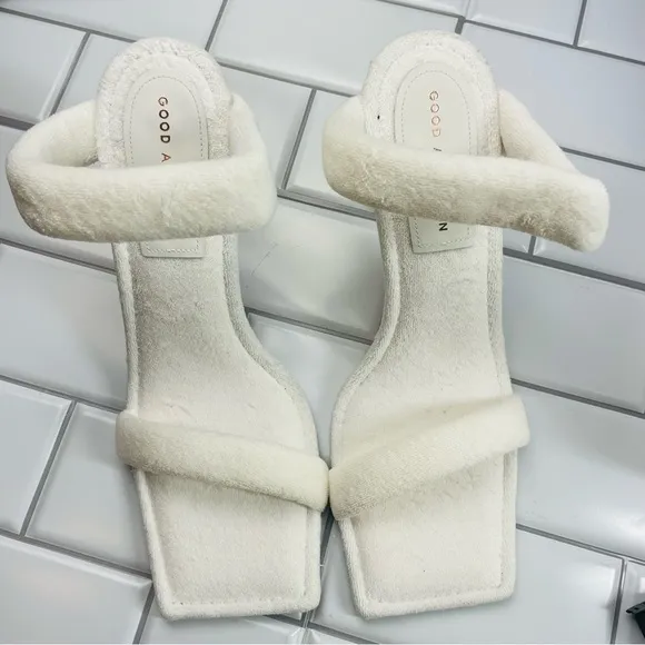 NIB GOOD AMERICAN WHITE TERRY SLIP ON SANDALS