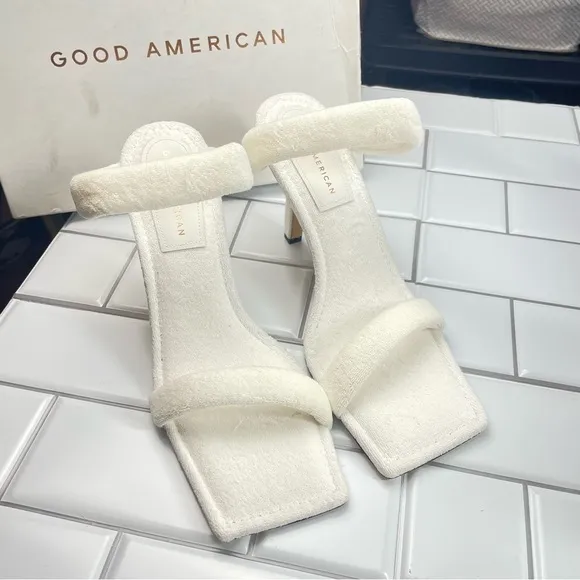 NIB GOOD AMERICAN WHITE TERRY SLIP ON SANDALS