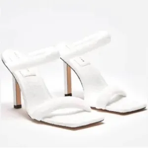 NIB GOOD AMERICAN WHITE TERRY SLIP ON SANDALS
