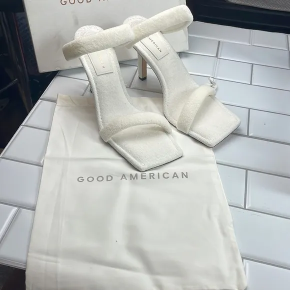 NIB GOOD AMERICAN WHITE TERRY SLIP ON SANDALS