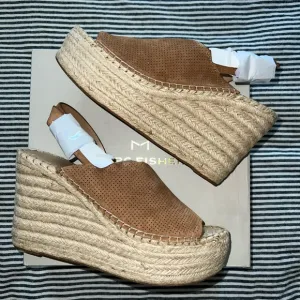 NIB Marc Fisher Andela Natural Brown Suede Jute Wedges Wedge Sandals 9.5