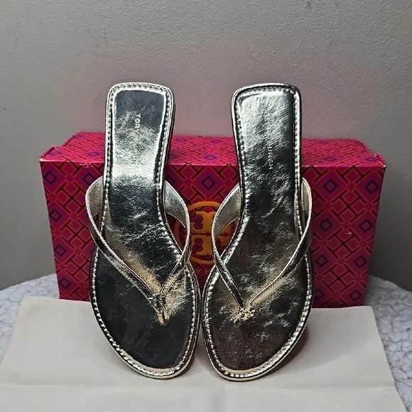 NIB Tory Burch Simple Logo Thong Sandal Metallic Leather Sz 6