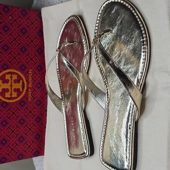 NIB Tory Burch Simple Logo Thong Sandal Metallic Leather Sz 6
