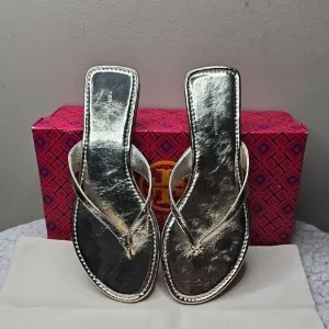NIB Tory Burch Simple Logo Thong Sandal Metallic Leather Sz 6