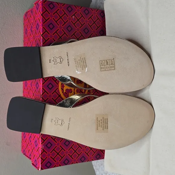 NIB Tory Burch Simple Logo Thong Sandal Metallic Leather Sz 6