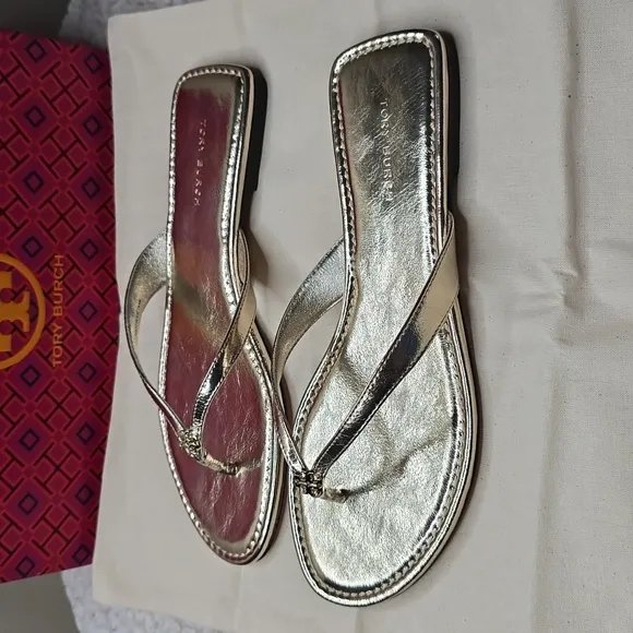 NIB Tory Burch Simple Logo Thong Sandal Metallic Leather Sz 6