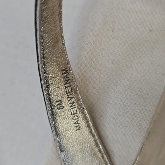 NIB Tory Burch Simple Logo Thong Sandal Metallic Leather Sz 6