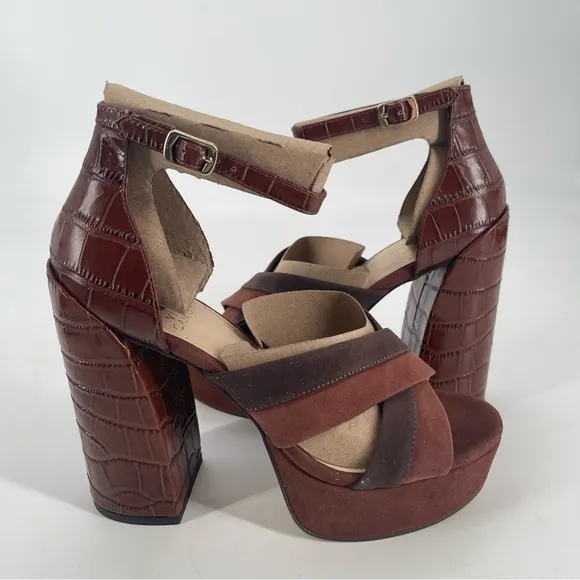 NIB | Vince Camuto | Gruelie Sandals in Brown Size 8.5