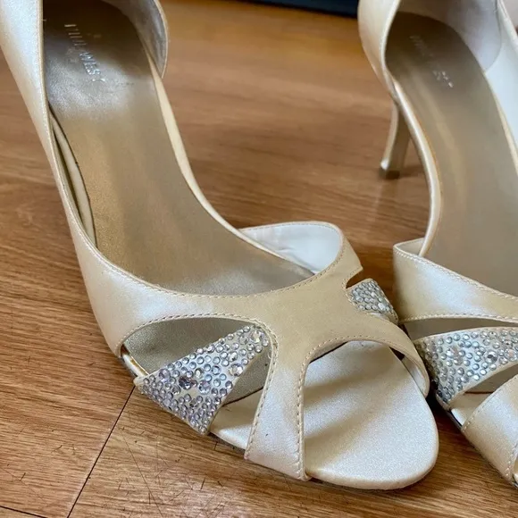 Nine West New Favorly Bridal Kitten Heel Satin Dress Sandals Women’s 9 NWT
