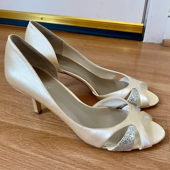Nine West New Favorly Bridal Kitten Heel Satin Dress Sandals Women’s 9 NWT