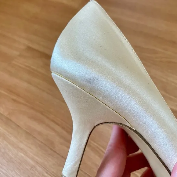 Nine West New Favorly Bridal Kitten Heel Satin Dress Sandals Women’s 9 NWT
