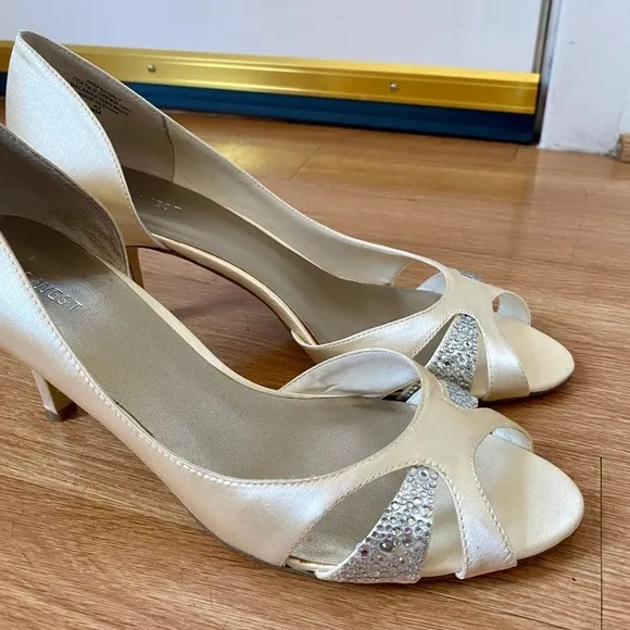 Nine West New Favorly Bridal Kitten Heel Satin Dress Sandals Women’s 9 NWT