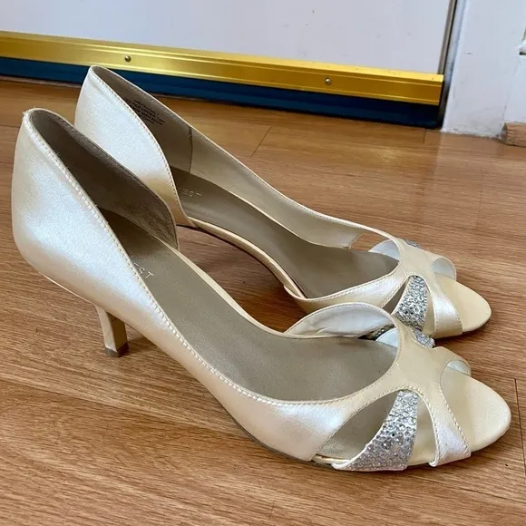 Nine West New Favorly Bridal Kitten Heel Satin Dress Sandals Women’s 9 NWT