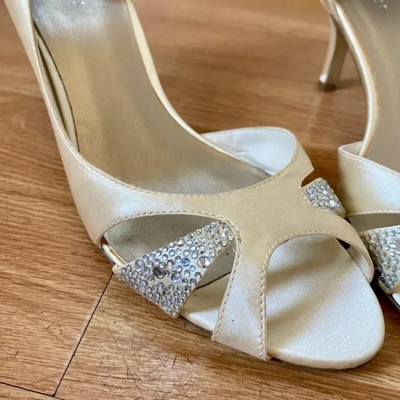 Nine West New Favorly Bridal Kitten Heel Satin Dress Sandals Women’s 9 NWT