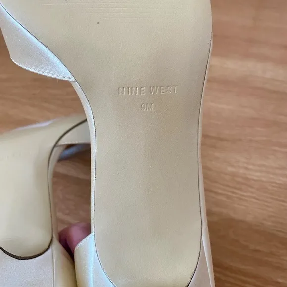 Nine West New Favorly Bridal Kitten Heel Satin Dress Sandals Women’s 9 NWT