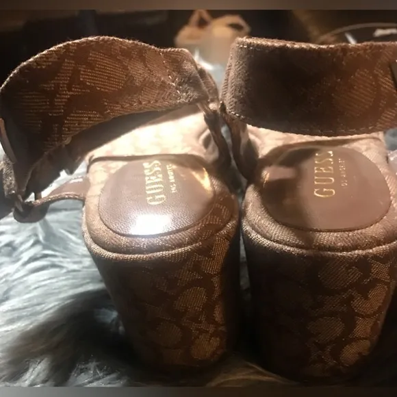 NW Guess Platform Sandals
