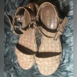 NW Guess Platform Sandals