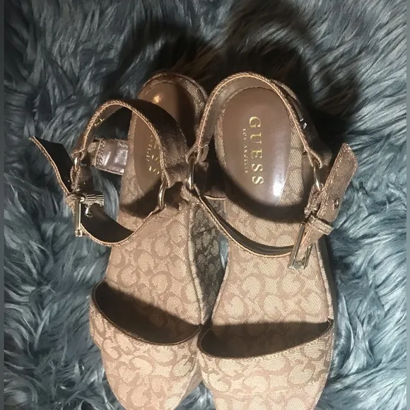 NW Guess Platform Sandals
