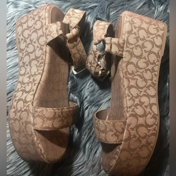 NW Guess Platform Sandals