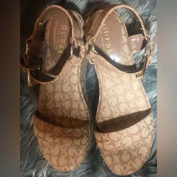 NW Guess Platform Sandals