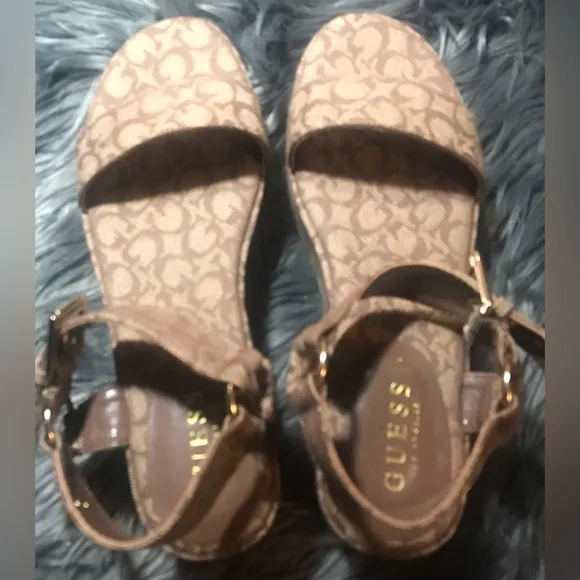 NW Guess Platform Sandals