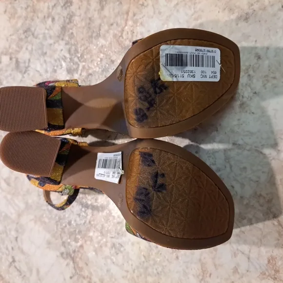 NWOB Chelsea &amp; Violet VioletIndi Vintage Print Platform Sandals Sz 6.5 Multicolo