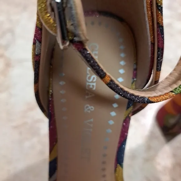 NWOB Chelsea &amp; Violet VioletIndi Vintage Print Platform Sandals Sz 6.5 Multicolo