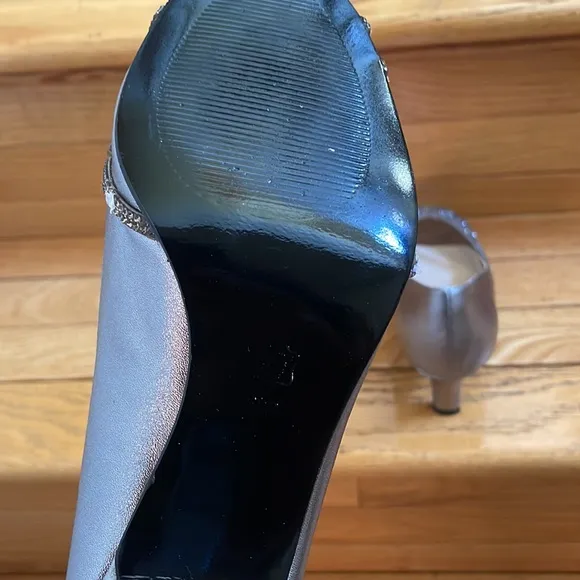 NWOT Caparros Silver Pumps With Rhinestones Size 8.5 B