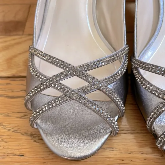 NWOT Caparros Silver Pumps With Rhinestones Size 8.5 B