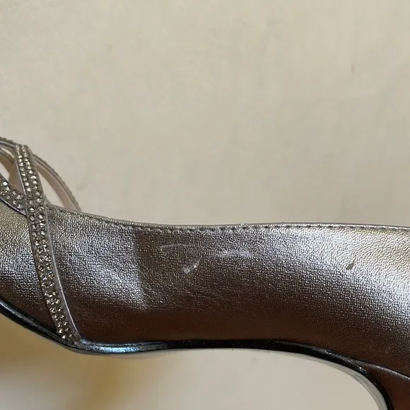 NWOT Caparros Silver Pumps With Rhinestones Size 8.5 B