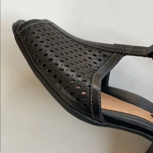 NWOT Earth Brand leather sandals