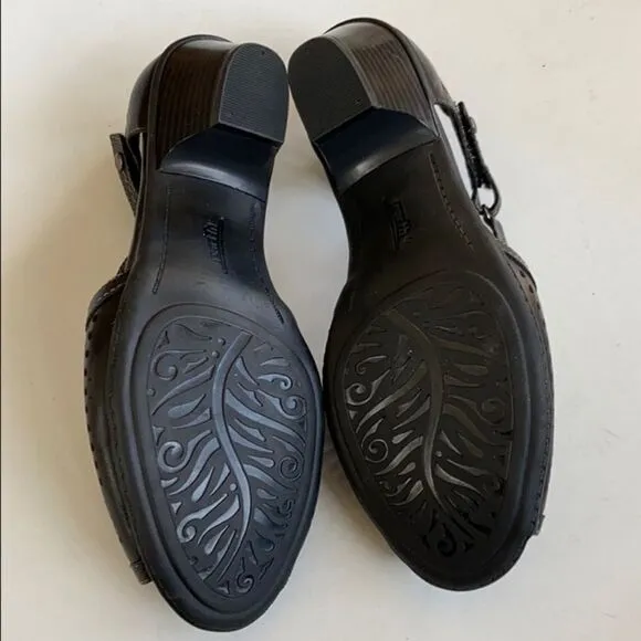 NWOT Earth Brand leather sandals