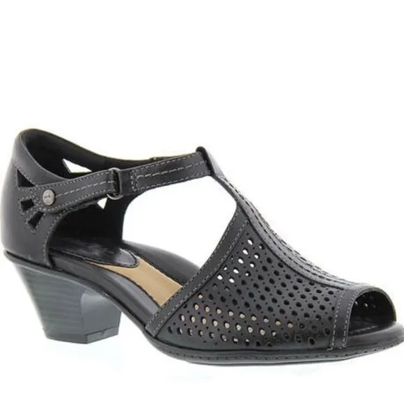 NWOT Earth Brand leather sandals