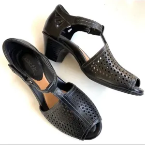 NWOT Earth Brand leather sandals