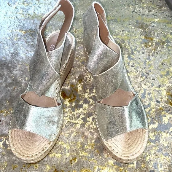 NWOT EILEEN FISHER Willow wedge sandals size 9