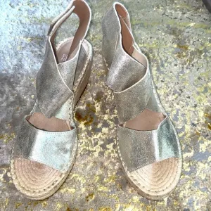 NWOT EILEEN FISHER Willow wedge sandals size 9