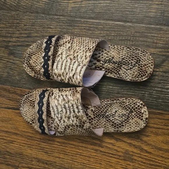 NWOT / Free People / Saturday Leather Sandals / 37