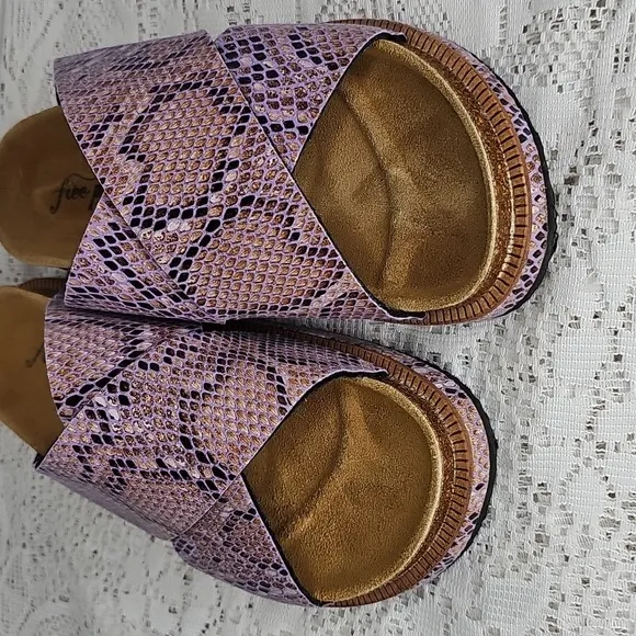 NWOT Free People Sidelines Viola Faux Snakeskin Crossover Purple Sandals Sz 8.5