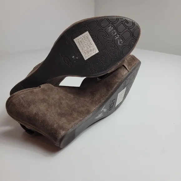 NWOT UGG Arianna Suede Wedge Sandals