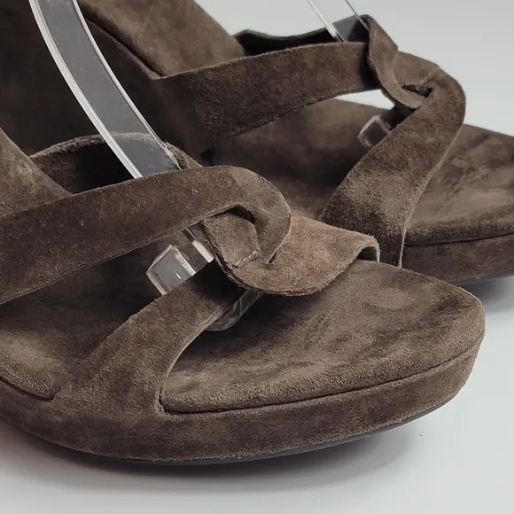 NWOT UGG Arianna Suede Wedge Sandals