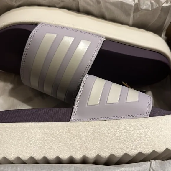 NWT Adidas ADILETTE PLATFORM SLIDES In Silver Dawn / Zero Metalic Shadow Violet