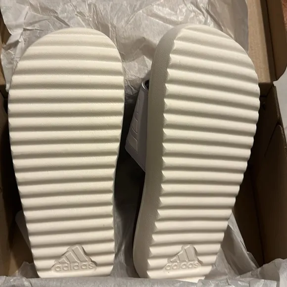 NWT Adidas ADILETTE PLATFORM SLIDES In Silver Dawn / Zero Metalic Shadow Violet