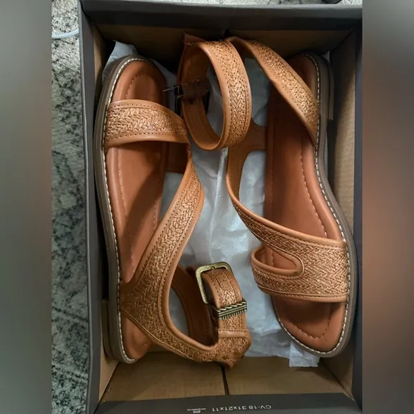 NWT Crown Vintage Taira Sandal in 9W