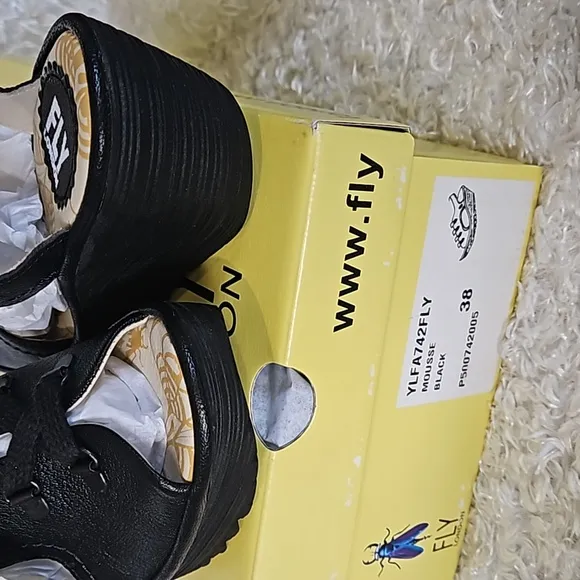 NWT Fly London leather sandals